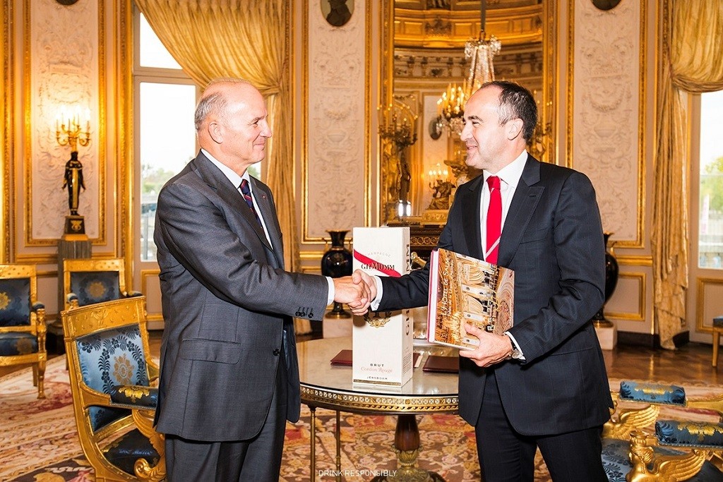 1412266082_signature_mumm_legion_dhonneur_drink_responsibly