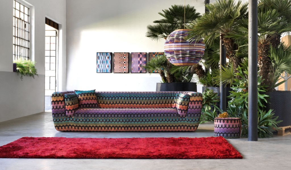 INNTIL sofa, CILINDRO pouf and cushions in multicolored shading with black and gold laceeffect jacquard ROING. Black and white handwoven pendant lamp THEA KUTA. Viscose shag rug WENGEN.