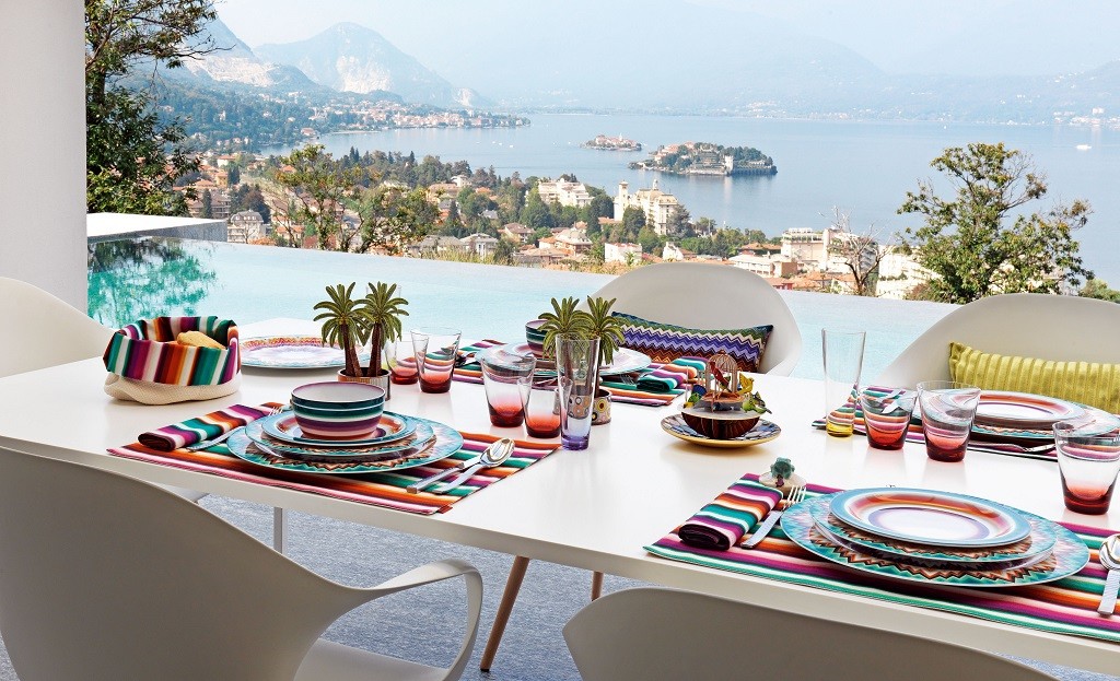 Table and coffee set ZIGZAG, FLOWERS, in porcelain shape INFINITO, produced and distributed by Richard Ginori 1735. Coordinated with the porcelain set, placemat set ZIGZAG and FLOWERS and napkin set in percale cotton with over-dyed, tone-on-tone effect JO.