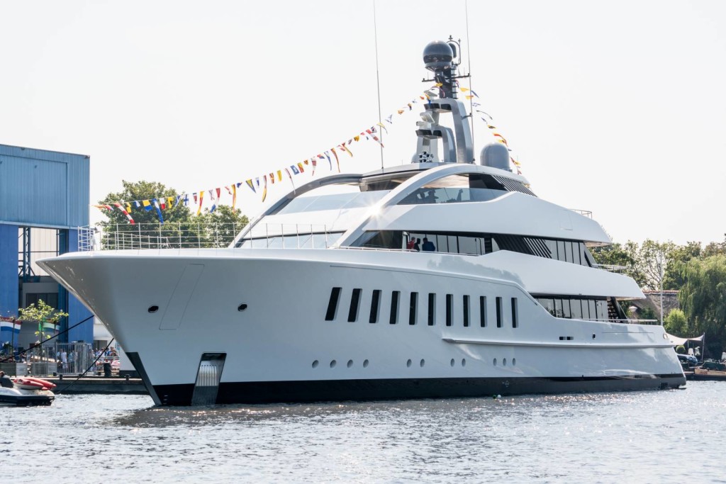 Feadship-Halo-Launch-03_1620_1080_70