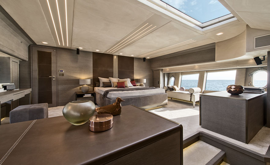 13_MCY105_Owner_s_cabin