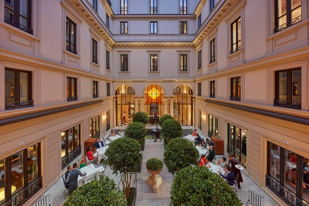 mandarin milano courtyard